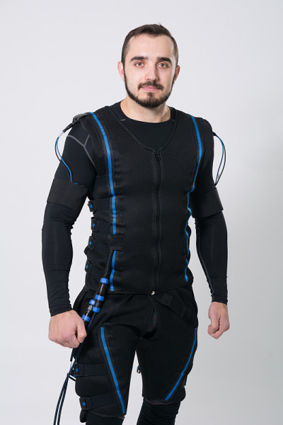 穿着电刺激服的年轻健身男