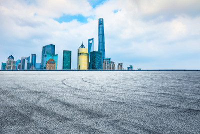 上海的城市建筑和空荡荡的柏油路