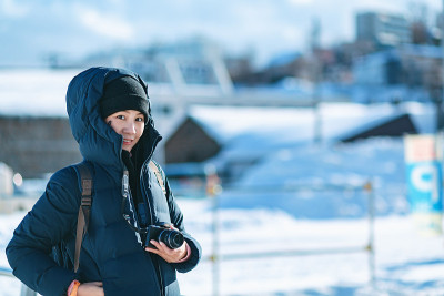 冬季旅行的女人