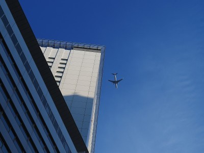 在大楼上空低空飞行的客机