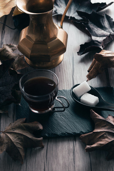 这是一杯热茶的特写镜头，上面有糖块
