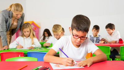 勤奋的小学生在课堂上画画