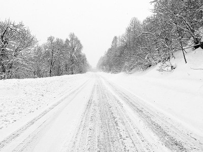 大雪期间的山路