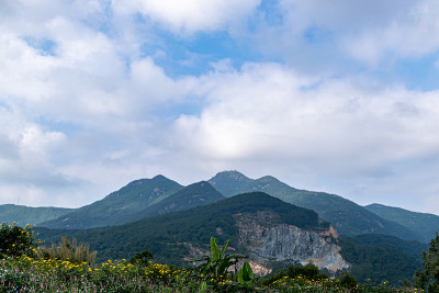 蓝天白云下的群山