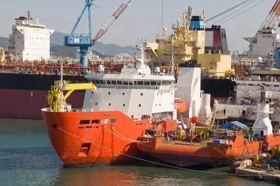 船厂正在建造新船