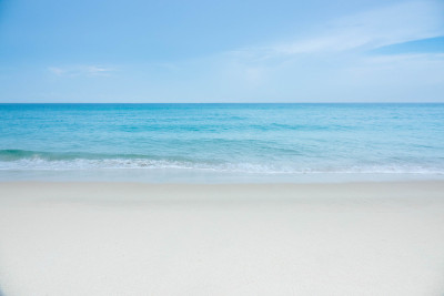 泰国普吉岛海滩上的蓝色海浪