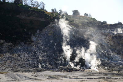 neapel的烟雾火山口
