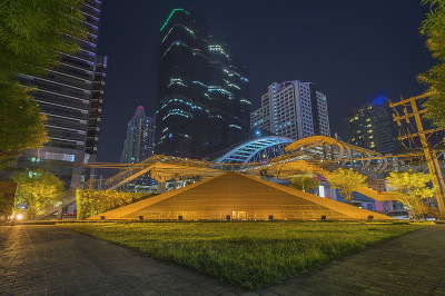 夜间的沙吞桥，泰国曼谷的城市风景