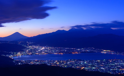 黎明时分，苏和市和富士山的灯光