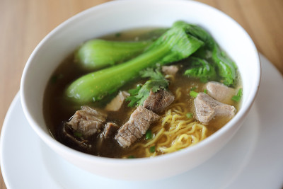 中国面条与猪肉在木材背景
