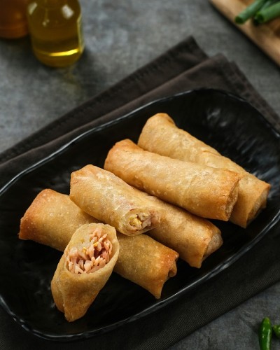 一种来自印尼中爪哇三宝垄的传统小吃。传统的春卷食物含有鸡蛋、鸡肉或虾。
