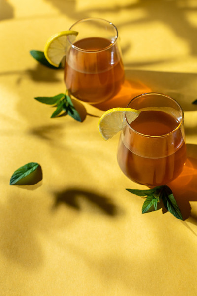 未经发酵的自制酒精或非酒精康普茶超级食品。冰茶含天然益生菌