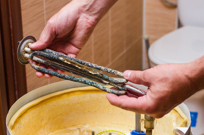 锅炉维修，更换破水加热元件