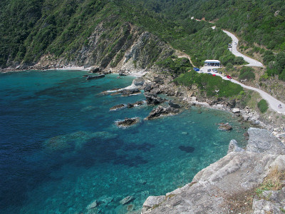 全景海湾与透明的绿松石水