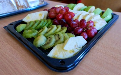 充满活力的近距离观看为学生提供的食物在木桌上