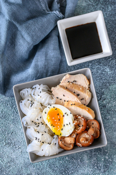 碗里的亚洲食物