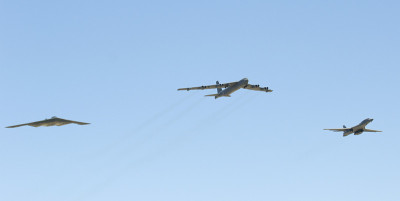 轰炸机的过街天桥。B-1 B-2和B-52，