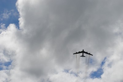 飞机在空中飞行，在空中留下一缕烟