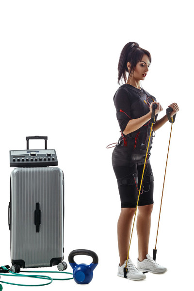 穿着急救服，带着扩音器做运动的女人