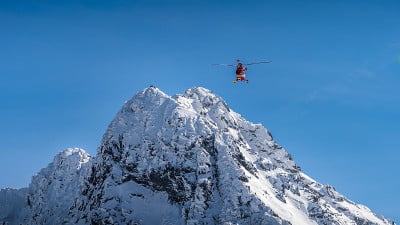 救援直升机在太特拉山脉救出了登山者