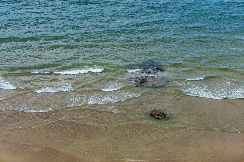 北爱尔兰海岸的海浪