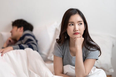 亚洲夫妇关系困难，冲突和人的概念，不快乐的亚洲夫妇在卧室争吵