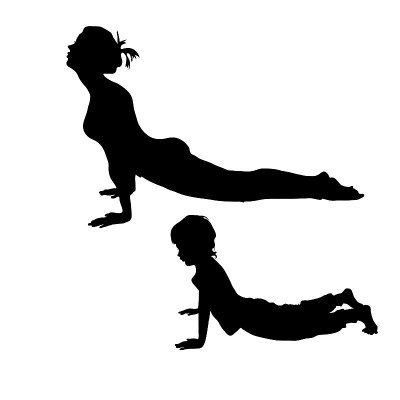向上狗式。Urdhva mukha svanasana瑜伽。矢量剪影妇女和儿童孤立的白色背景。妈妈和