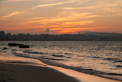 大西洋沿岸，摩洛哥丹吉尔上空灿烂的夕阳