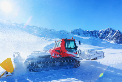 在齐勒塔尔的Hintertux冰川制作滑雪道的鼠架机器