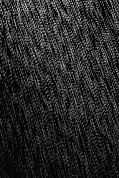 雨落在黑色的背景上