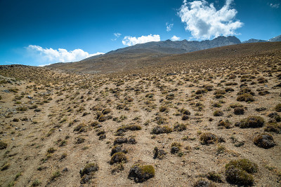 在阿富汗山区的伊什卡希姆绿色山谷徒步旅行