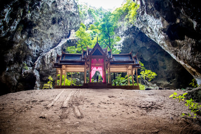 泰国帕拉雅·那空洞，Khua Kharuehat亭庙，位于泰国巴育普·基里汗Khao Sam Roi