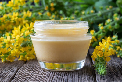 一瓶自制的乳木果油和仙鹤草药膏