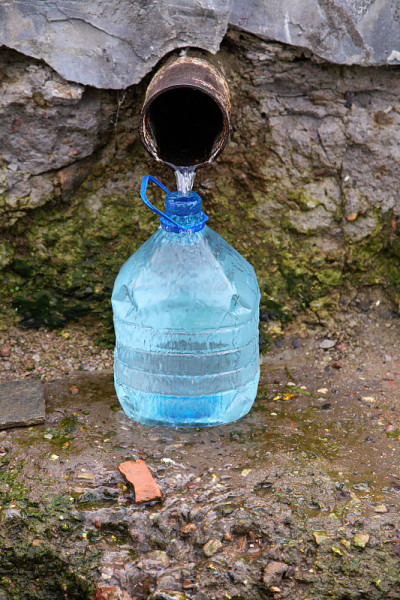 天然水源和塑料瓶