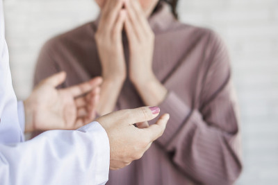 医生向女性抑郁症患者讲解治疗结果