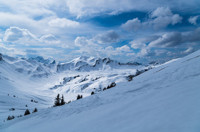 滑雪旅游赛道在美丽的阳光明媚的冬季景观，Kleinwalsertal，奥地利