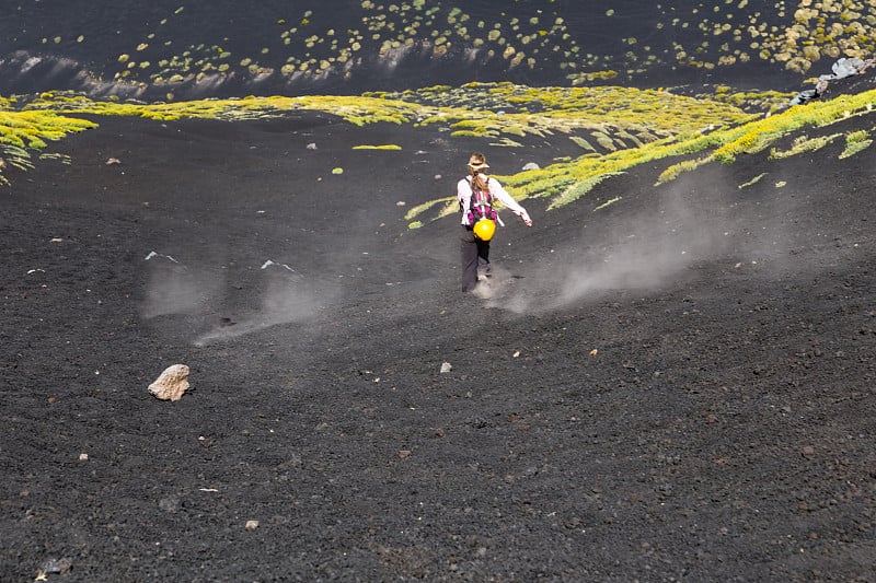 攀登意大利的埃特纳山。