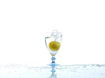往玻璃上泼水