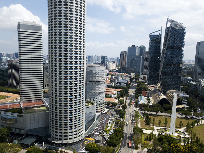 无人机俯瞰新加坡市区，摩天大楼，高楼大厦，玻璃建筑，河流和绿树。