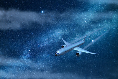 飞机在夜空中飞行。