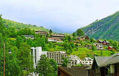 在山区露营。