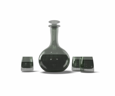 在浅绿色或蓝色背景之上。装饰酒精瓶具有明亮、半透明、反光。三个装饰玻璃杯