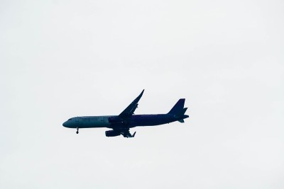 飞机在天空中飞行