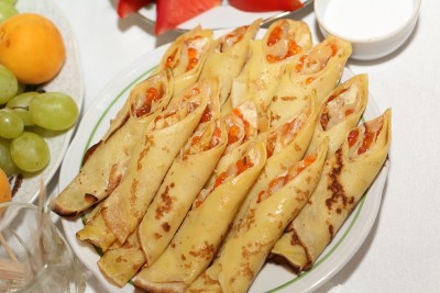 白底红鱼子酱煎饼