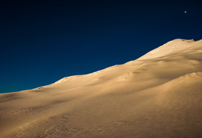 山上有雪。山上有雪。山拉