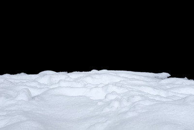 雪孤立在黑色的背景上。冬天的设计元素