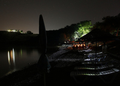 海滩上的夜与火