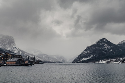 冬天的风景。山、湖、码头。冰雪覆盖的风景。Grundlsee,奥地利。