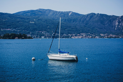 美丽的白色船只航行在Lago Maggiore，斯特雷萨市，意大利。在马焦雷湖的游艇上放松，背景是阳
