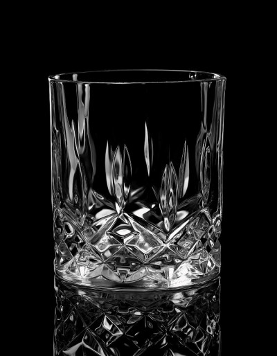 黑色威士忌酒杯